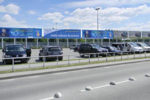 реклама на парковці аеропорта Львова